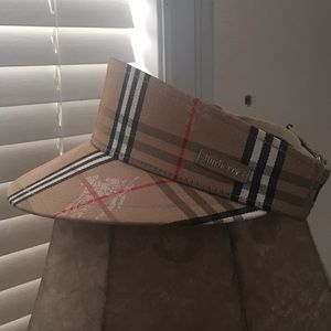 Like new/never worn. Burberrys golf visor.